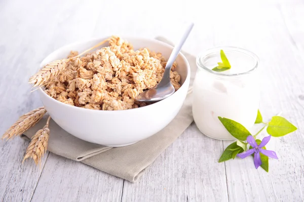 Cereale in ciotola bianca con yogurt — Foto Stock