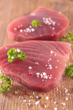 İki ham ton balığı filetosu