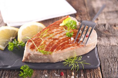 Limonlu ve otlu ızgara balık