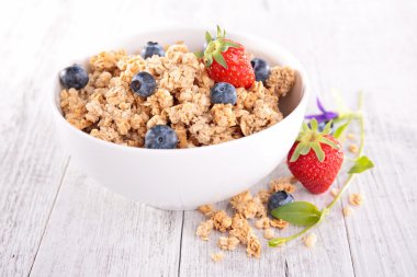 Granola yaban mersini ve çilek ile
