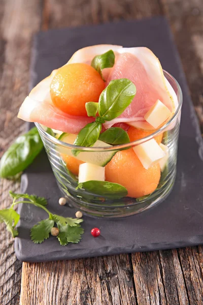 Melão e salada de presunto — Fotografia de Stock