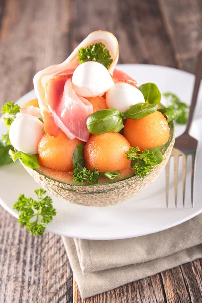 新鲜的甜瓜和意大利干酪沙拉 — 图库照片