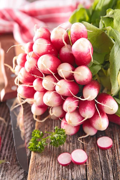 Fresh radish on wood — Stock Photo, Image