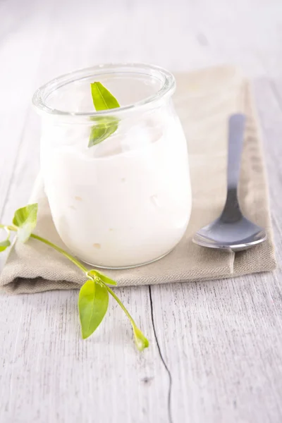 Свіжий йогурт з травою — стокове фото