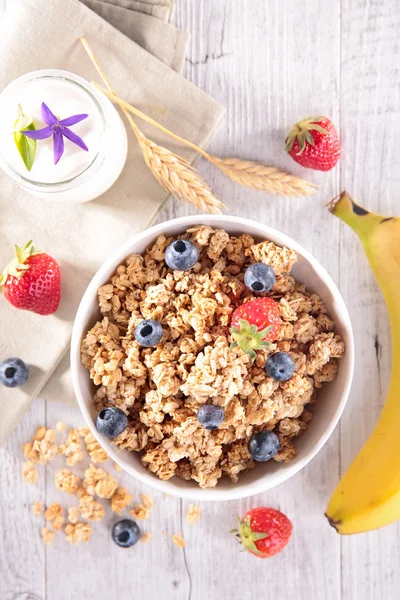 Granola çilek ve yoğurt ile — Stok fotoğraf