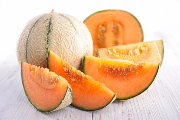 Ganze und in Scheiben geschnittene Melone — Stockfoto