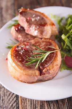 Beyaz plaka ızgara sığır eti