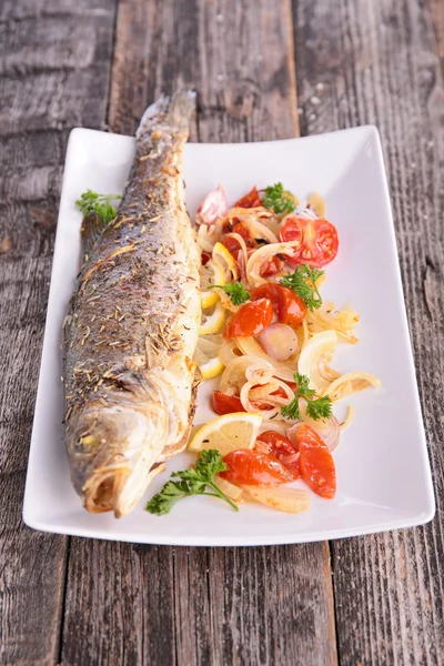 Pescado a la parrilla con verduras — Foto de Stock