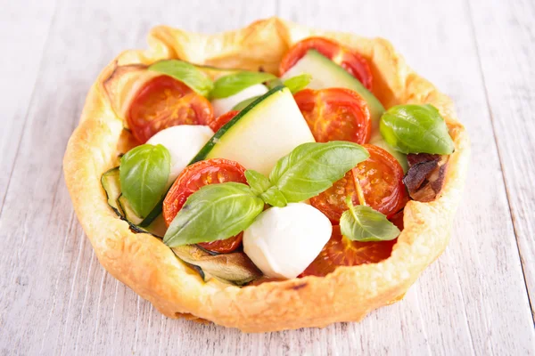 Tomato quiche with vegetables — Stock Photo, Image