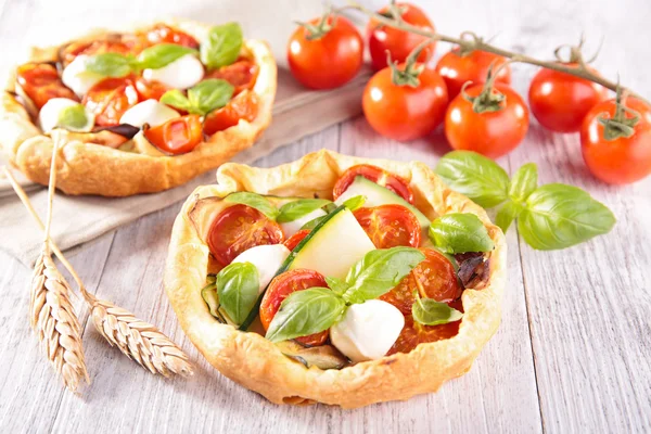 Tomato quiches with vegetables — Stock Photo, Image