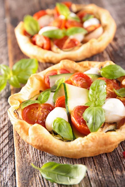 Tomato quiches with vegetables — Stock Photo, Image