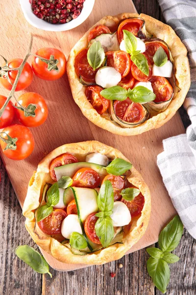 Two tomato quiches with vegetables — Stock Photo, Image
