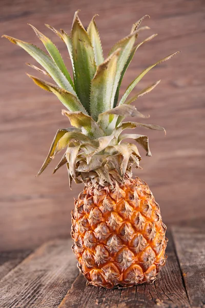 Hele ananas op hout — Stockfoto