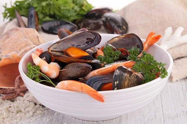 Boiled mussels and shrimps — Stock Photo, Image