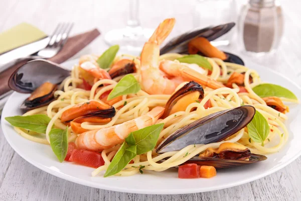 Spaghetti met mosselen en garnalen — Stockfoto