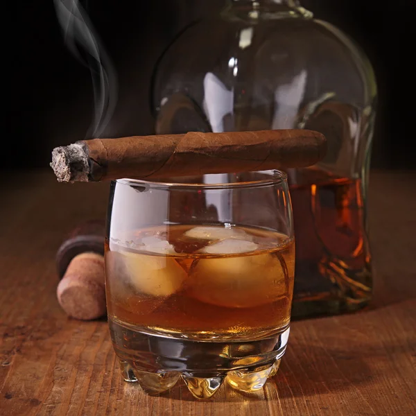Doutník a whiskey na dřevo — Stock fotografie