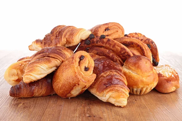 Croissants saborosos em madeira — Fotografia de Stock