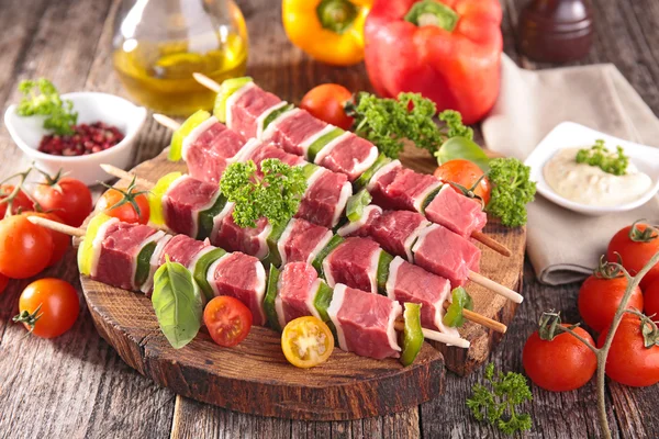 Raw beef skewer on sticks — Stock Photo, Image