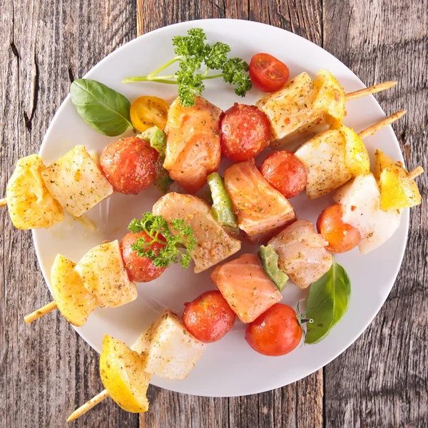 Raw fish skewer and ingredients — Stock Photo, Image