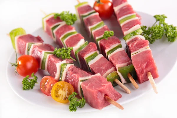 Raw beef meat on sticks — Stock Photo, Image