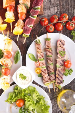 Sopa üzerinde ızgara ve çiğ et