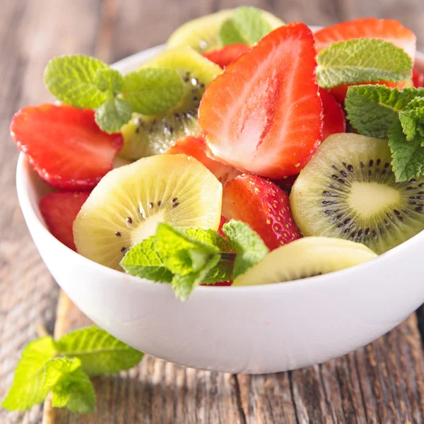 Ensalada de frutas frescas en un tazón — Foto de Stock