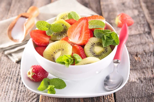 Салат из свежих фруктов в миске — стоковое фото
