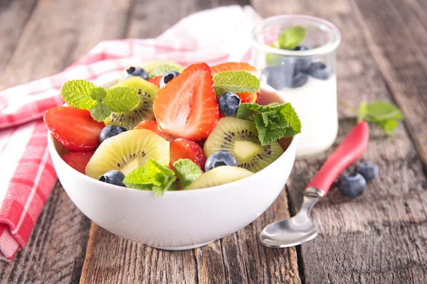 Salada de frutas frescas em tigela com iogurte — Fotografia de Stock