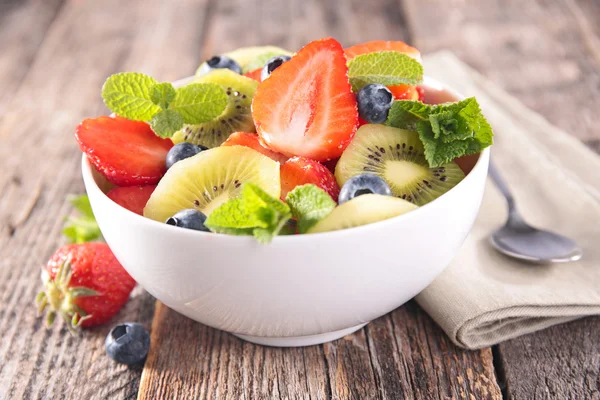 Ensalada de frutas frescas en un tazón —  Fotos de Stock