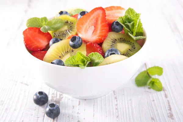 Čerstvý ovocný salát v misce — Stock fotografie