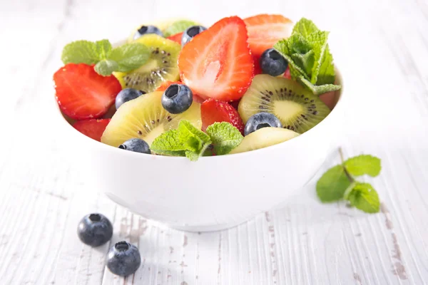 Salada de frutas frescas em tigela — Fotografia de Stock