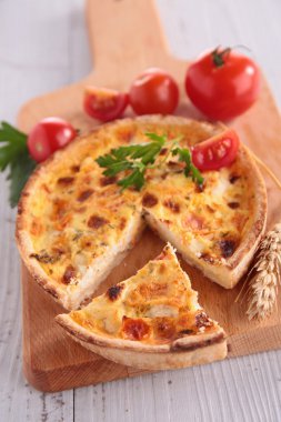 Ahşap üzerine otlar ile tart