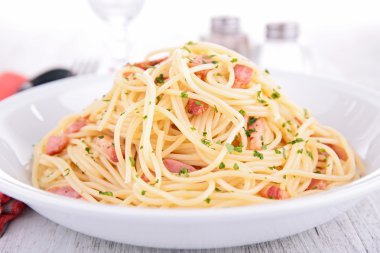 Beyaz tabak içinde pastırma ile makarna