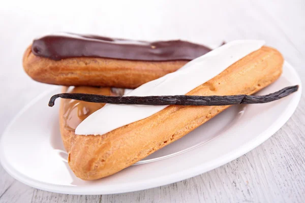 Fresh Eclairs on table — Stock Photo, Image