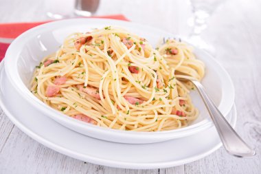 Beyaz tabak içinde pastırma ile makarna