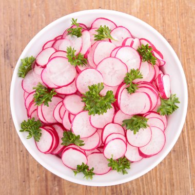 Taze turp salatası maydanoz ile