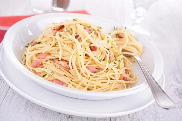 Beyaz tabak içinde pastırma ile makarna