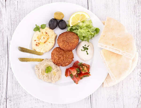 Falafel, Hummus und Fladenbrot — Stockfoto