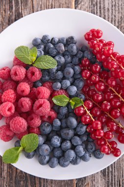 Mix çilek beyaz plaka üzerinde