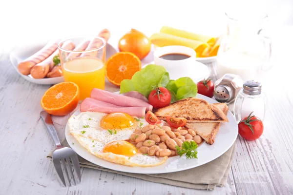Sabroso desayuno en la mesa —  Fotos de Stock