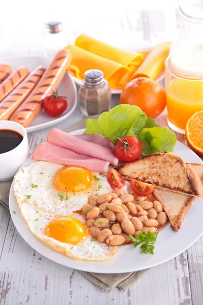 Petit déjeuner savoureux sur la table — Photo