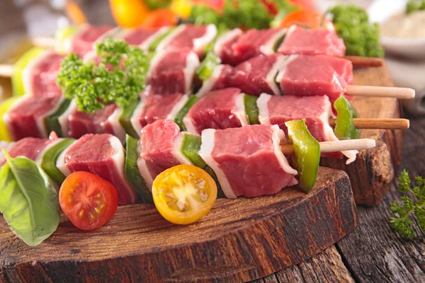 Espetos de carne crua em paus — Fotografia de Stock