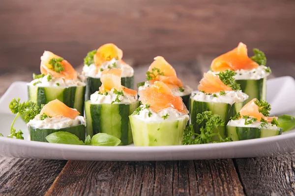 Canapé com pepinos, queijos e salmão — Fotografia de Stock