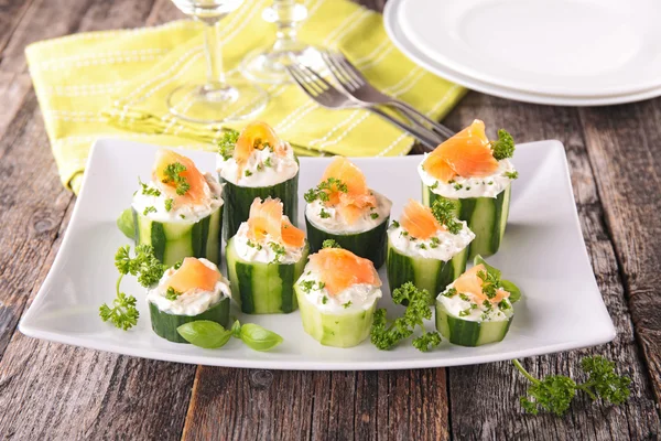 Canape aux concombres, fromages et saumon — Photo