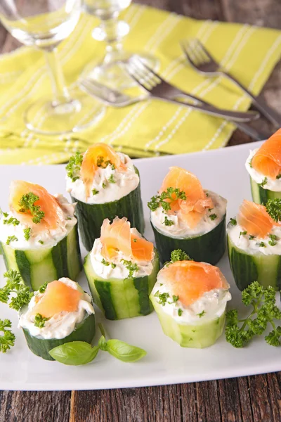 Canape mit Gurken, Käse und Lachs — Stockfoto