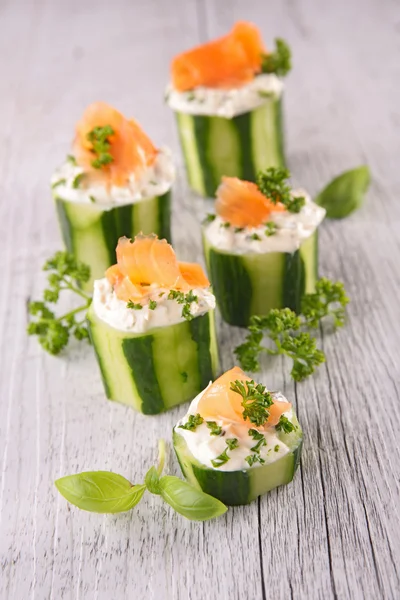 Canapé con pepinos, quesos y salmón —  Fotos de Stock