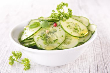 Taze salatalık salatası