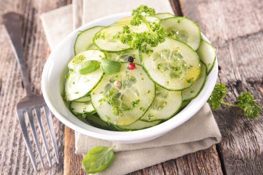 Taze salatalık salatası