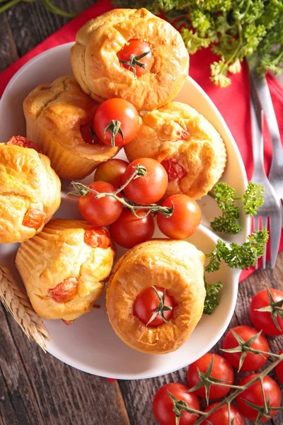 Muffins de tomate com erva de salsa — Fotografia de Stock