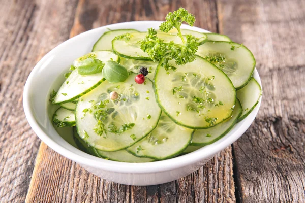 Salat mit frischen Gurken — Stockfoto